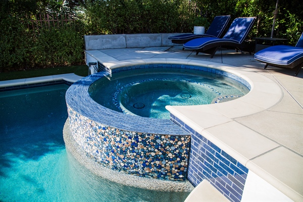 Can You Clean Pool Tile Without Draining Your Pool?
